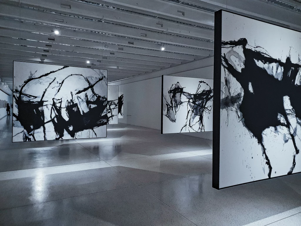 Exhibición de arte abstracto en blanco y negro, reflejando técnicas de marketing online para artistas emergentes y optimización SEO para comercio electrónico en España.
