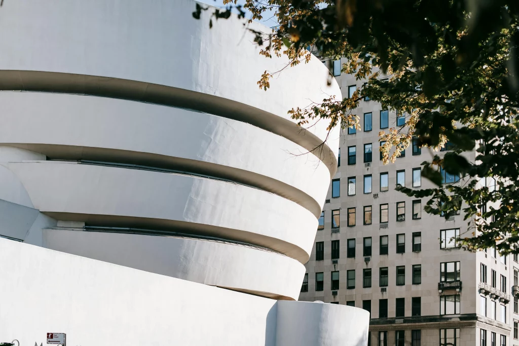 El Museo Solomon R. Guggenheim, comúnmente conocido como El Guggenheim, es un museo de arte localizado en el número 1071 de la Quinta Avenida y la esquina de la calle 89 en el vecindario Upper East Side de Manhattan, Nueva York.