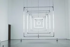 Instalación artística de David Yu en una galería contemporánea, presentando una secuencia de marcos flotantes y luminosos que forman una perspectiva de túnel cuadrado, apreciada por coleccionistas de arte en Barcelona.