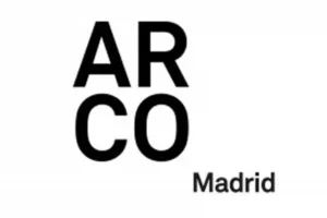 Logo de ARCO Madrid en blanco y negro, destacando el evento ARCO 2024, una feria líder en el mercado del arte contemporáneo.
