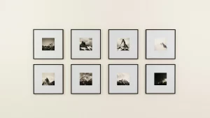 Exposición de fotografías de montañas en blanco y negro de Medhat Ayad, meticulosamente enmarcadas y presentadas en una galería, capturando la atención de coleccionistas de arte en Barcelona por su serenidad y estética minimalista.