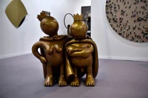 Esculturas 'Free Thinkers' de Tom Otterness en la Ascaso Gallery durante ARCO 2023, que anticipan la calidad y creatividad de las obras presentadas en ARCO 2024.