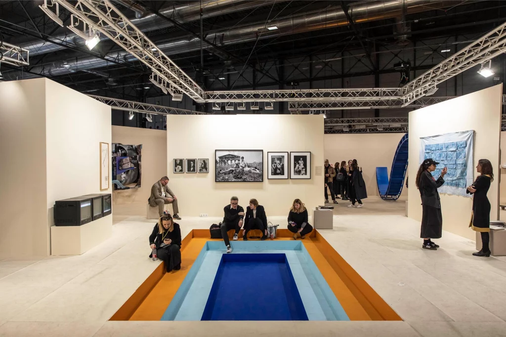 Vista de la galería en IFEMA.es durante ARCO 2024, con visitantes interactuando y apreciando diversas obras de arte en un espacio moderno y dinámico, reflejo de la vibrante escena artística contemporánea.