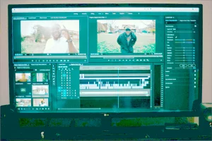 Interfaz del software de edición de video Adobe Premiere Pro con varios clips y una línea de tiempo visible, demostrando técnicas de edición por kal visuals, un ejemplo práctico de cómo hacer SEO para artistas al etiquetar contenido multimedia para mejorar la accesibilidad y el posicionamiento en buscadores.