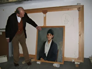 Constant con su Autorretrato, 1942, en preparación para una exposición en Stadsgalerij Heerlen en 2004. Finalmente, el retrato no fue mostrado en la exposición. Movimiento Cobra. Fotografía de Trudy van der Horst.