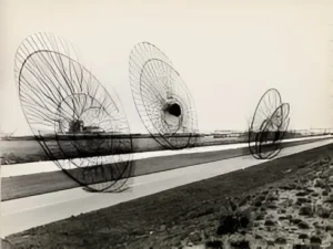 Tres Nébulose Mécaniques proyectadas en una carretera. Movimiento Cobra. Fotografía de Victor Nieuwenhuys.