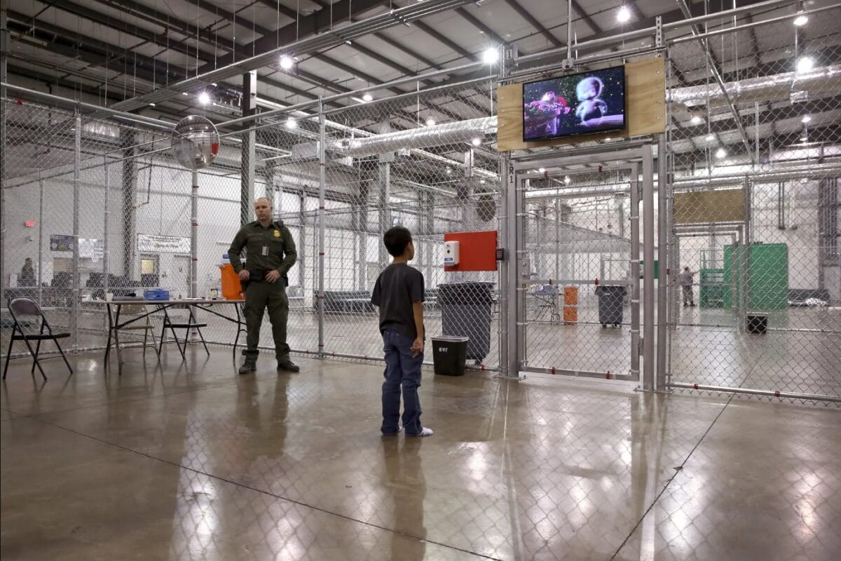 Un niño solicitante de asilo en un centro de detención para menores en McAllen, Texas, en septiembre de 2014.Photo by: John Moore